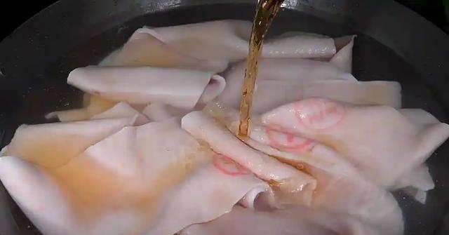 随着美容养生的风潮兴起，猪皮这一食材逐渐受到关注。许多人将其作为补充胶原蛋白的“