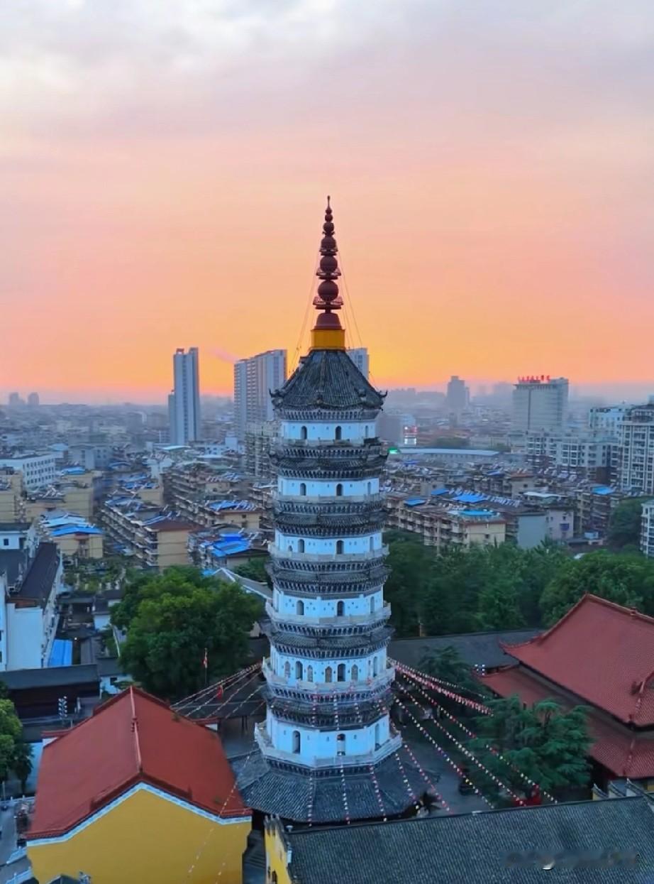 安庆市明确是属于皖中，不属于皖南，没有争议了安徽省被长江和淮河一分为三，民间习