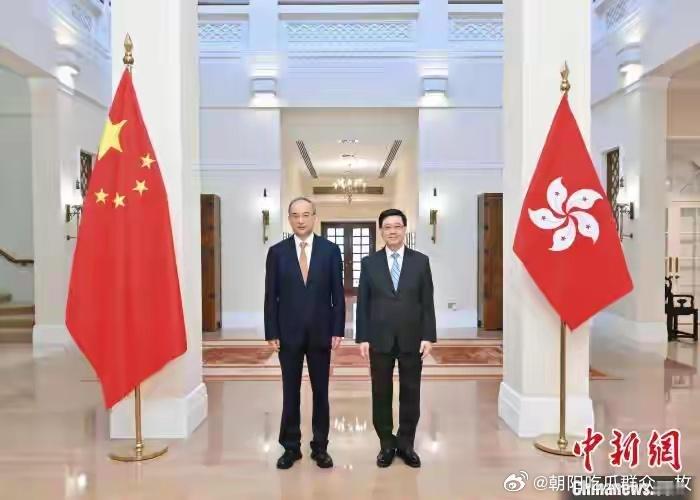 5月19日，香港特区行政长官李家超(右)在香港礼宾府与吉林省委书记黄强(左)会面
