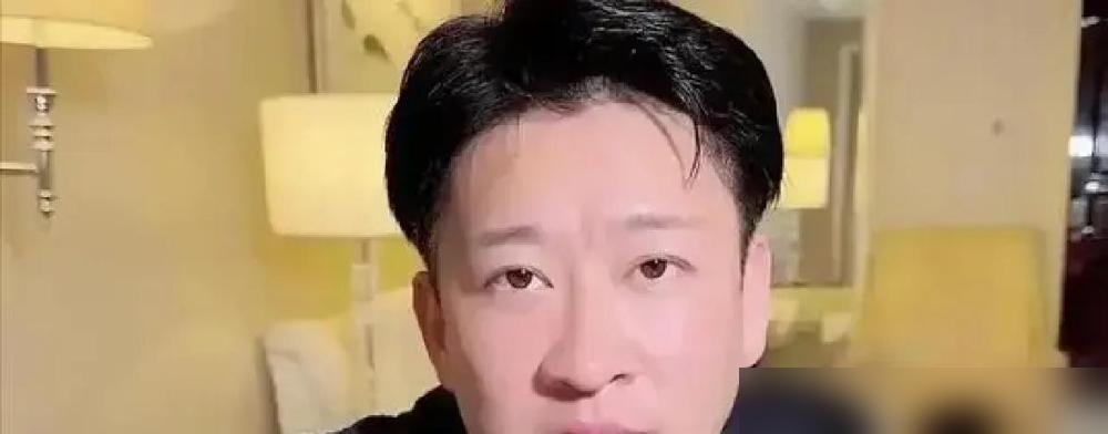 9月16日，德云社演员郑好在直播间直接把桌子掀了，点名问曹云金：你别总说当年德云