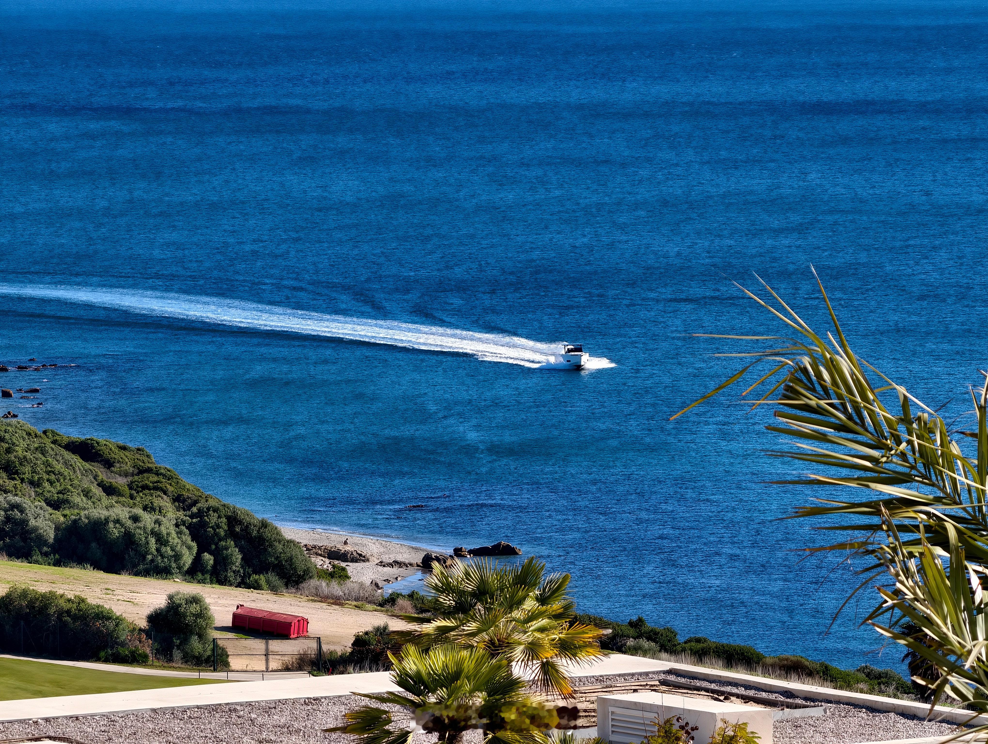 在海边就是好啊，蓝蓝的，太好看了。好羡慕在海上的船。西班牙吹着小海风真不错。西