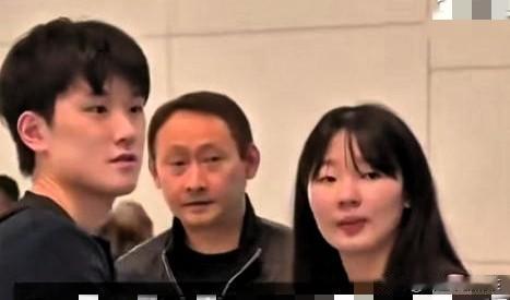 在中日紧张的时候，一个放弃国籍的家庭成员，而且加入的还是日本籍，回来搞什么见面会