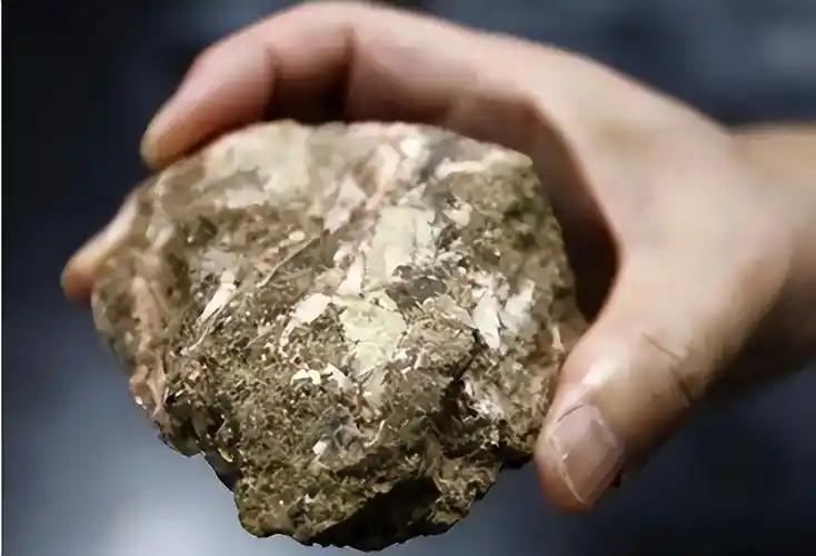 稀土成了中美关系里解不开的死结，中国如果不放开稀土出口，美国就能随时推翻任何之前