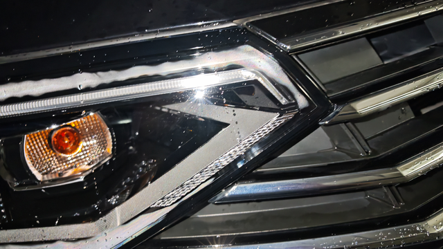 垃圾的大灯原厂件减配减成这个样子吗原车灯四年多了没有起过雾气，由于大灯灯罩起皮