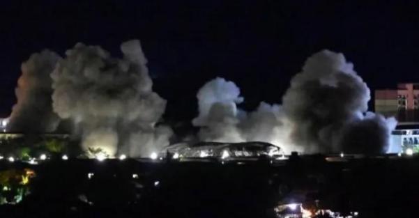 缅甸KK园区被炸,无数人拼了命的往泰国冲,有人为了逃命抱着木板往对岸游,结果浪头