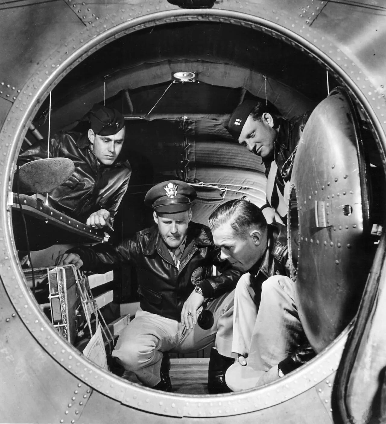 1944年6月，B-29轰炸机后部气密座舱内设有三名机载机枪手的席位，配