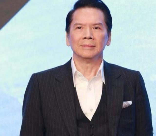 主持人问向华强:“你家财万贯、又鼎鼎大名，那你这辈子有没有羡慕的人？”向华强脱