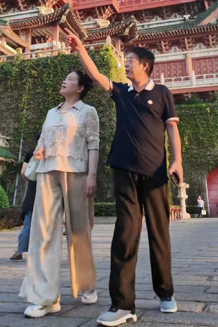 许妈连发两个作品：到了南昌滕王阁许妈文案写道：炎夏登高阁，并肩望赣江。文光昭