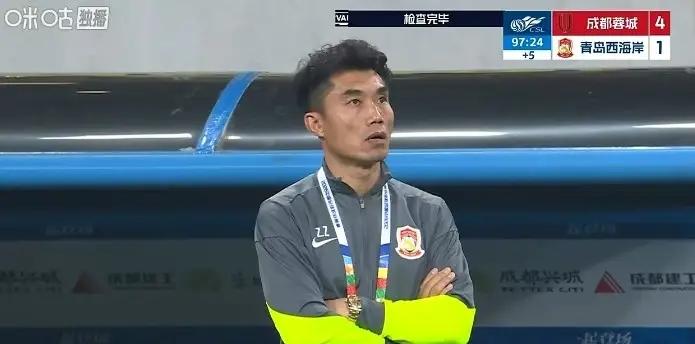 郑智再次瞪大眼睛，似乎不相信1：5的比分，但赛后表示负全部责任，还是一个男人。