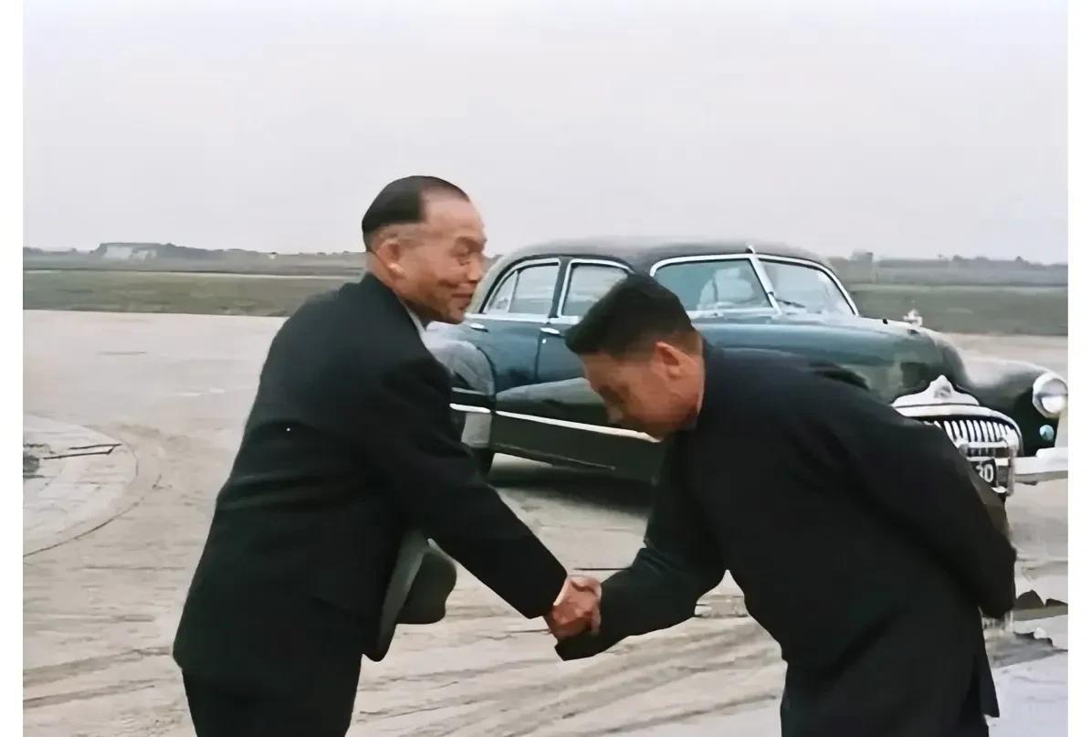 上世纪40年代末期，杭州机场，李德邻和蒋建丰握手相迎