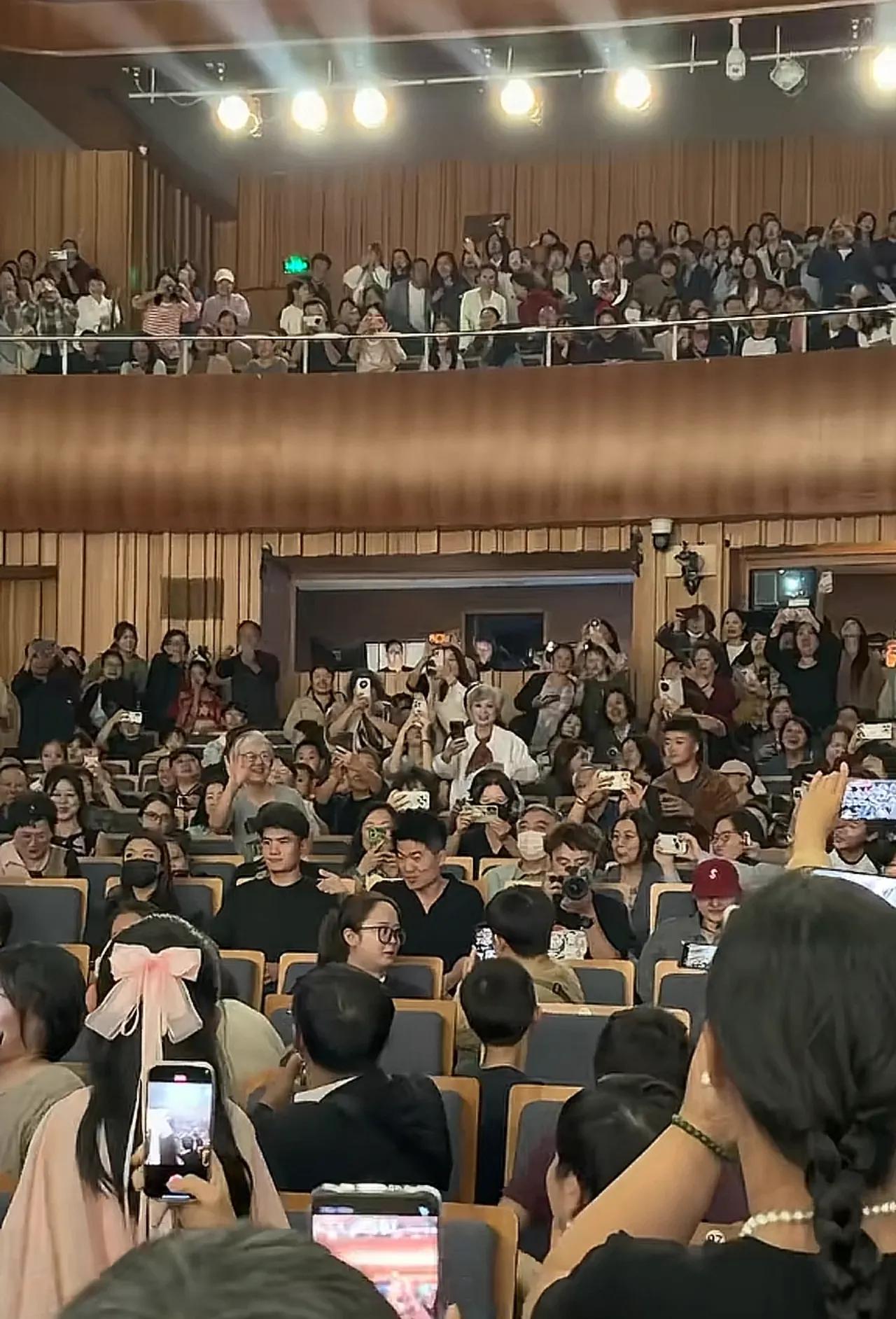 董宇辉现身“兰知春序”音乐会，绝对是个失误。当现场观众得知董宇辉在观众席上的一