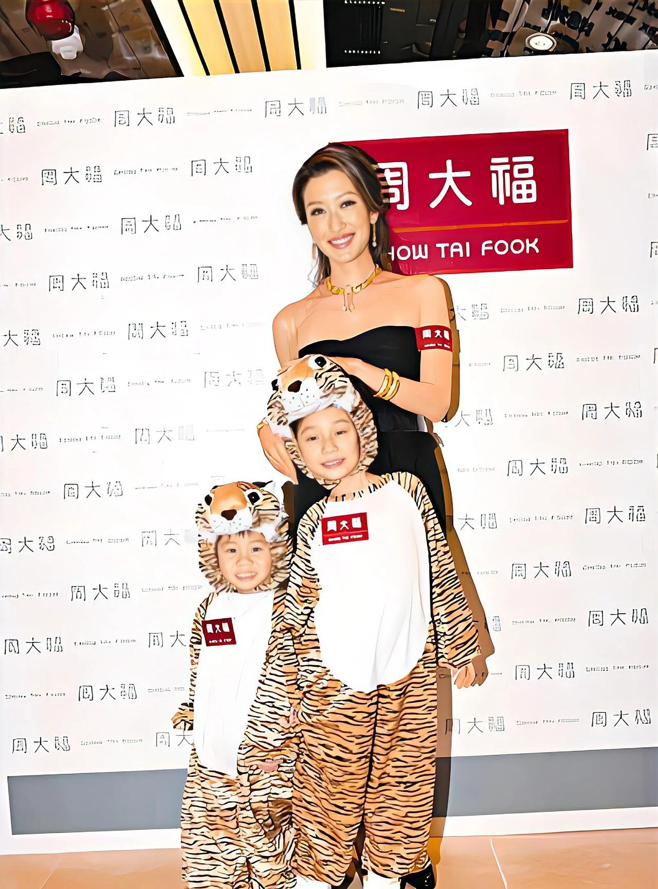 这照片如今看来好玄学，这是2009年谢婷婷在香港出席周大福珠宝活动，和两位身穿虎
