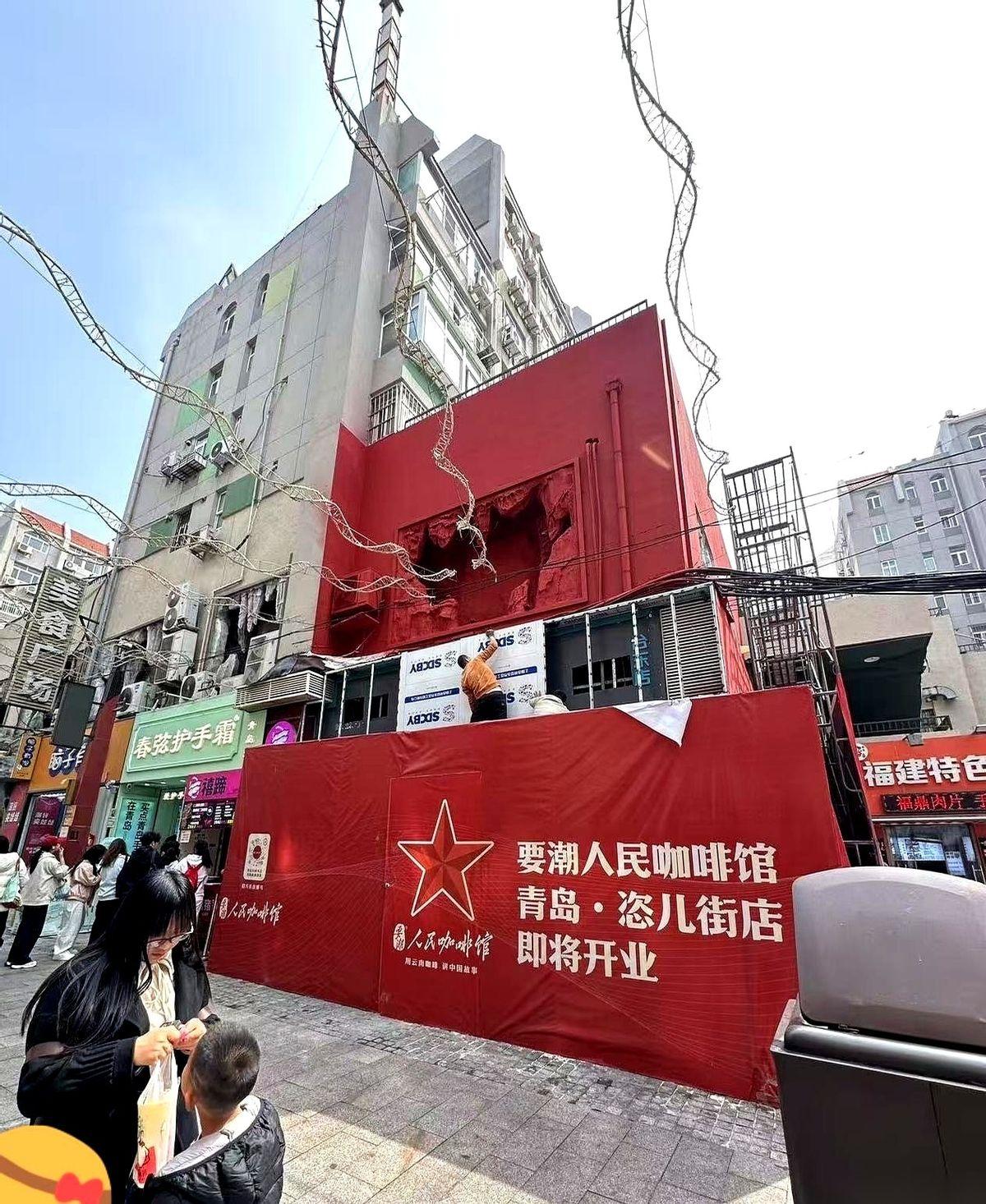 台东步行街那家新店，卷帘门，“哗啦”一声，彻底拉死了。我特意在门口站了一会儿，