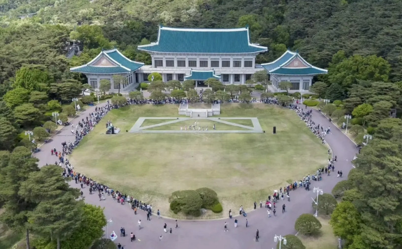 左图，韩国总统府青瓦台中图，湘潭市殡仪馆右图，古代中国皇家建筑结论：韩国人