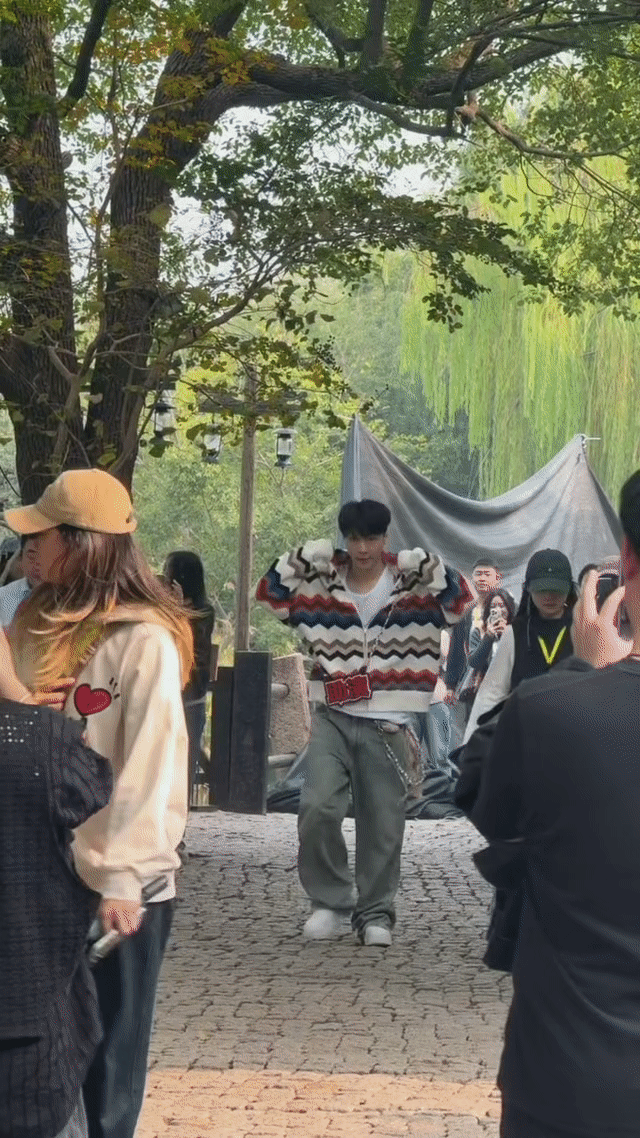 在乌镇偶遇张艺兴乌镇转角遇见心动！张艺兴佩挂助演证漫步青石路，清爽模样如盛夏凉风