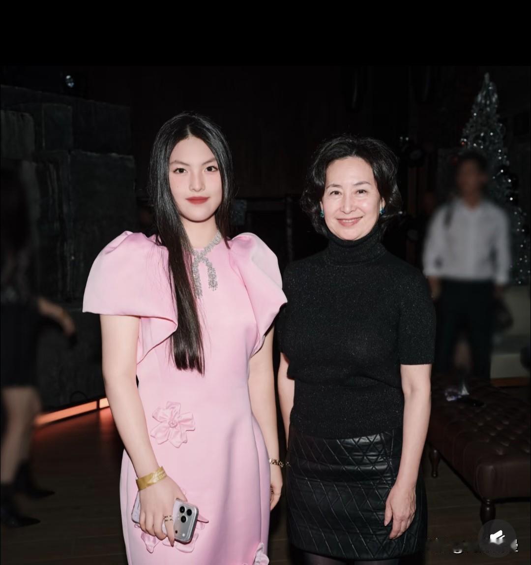 李湘瘦了，又带着王诗龄去东北见世面了，还晒了王诗龄与何超琼的合照。不光晒了女