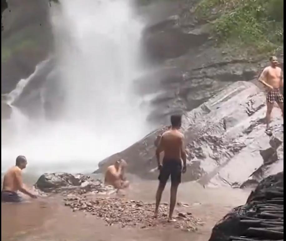 浙江丽水神龙谷景区，几个印度人在瀑布浅滩及岩石上用肥皂搓洗身体，直到洗完才离开。