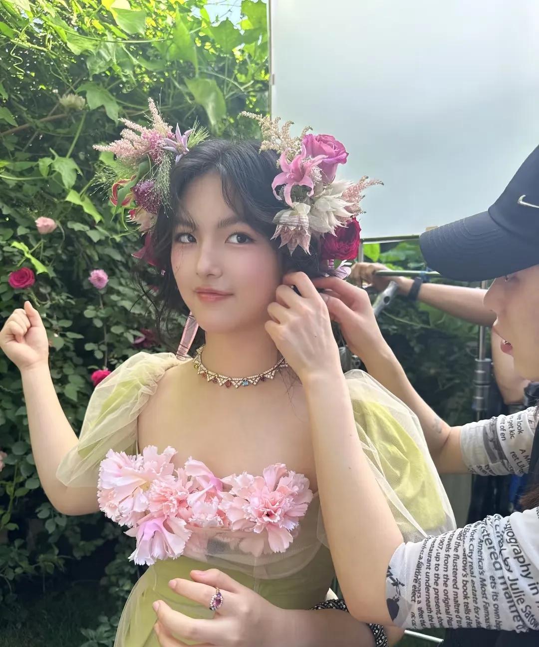高调晒女儿拍芭莎杂志花絮照，有一说一，花仙子也就这样了吧？8月22日，李湘也按