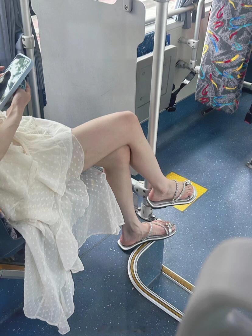 在公交车上看到的，这是公主吧长裙搭配上小凉拖！真的是公主范儿