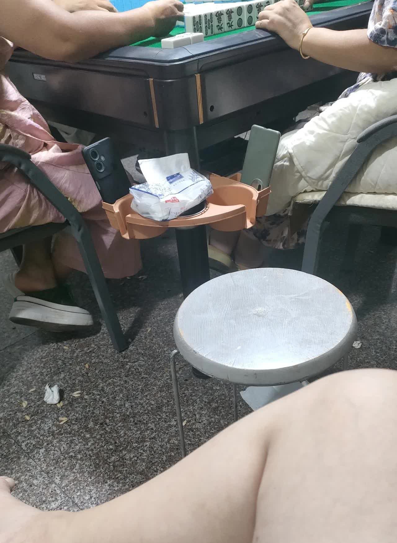 今天终于忍住了，走进麻将馆，一桌麻将已经开始，第二桌正好三欠一人，然后我刚到，一