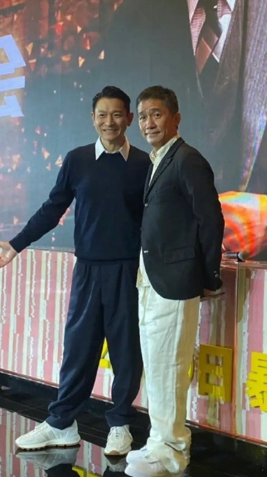 一个男人老不老，看他是否在裤子下面配一双白色的舒适底运动鞋，就像梁朝伟和刘德华这