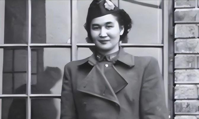 1940年，地下党康乃尔在茶楼玩牌，一军统美女突然拍了拍他的肩膀，使了个眼色说“