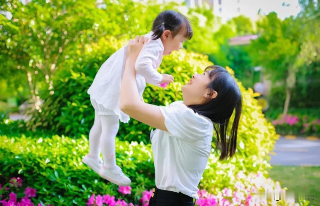 女人有时候，真的挺无奈的。结婚生子，在家带娃，又没收入来源。出去工作挣钱