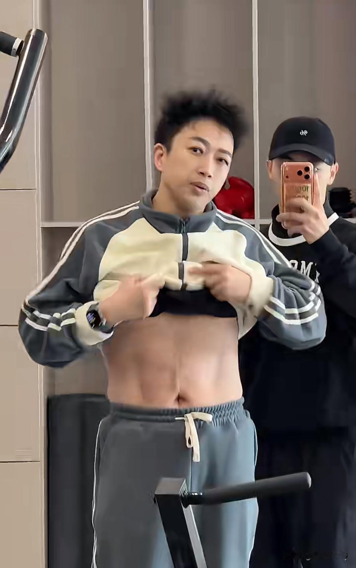 于正这丫头要干嘛，从一个大胖子瘦成几十斤，现在又开始整肌肉，这么注重形象管理，那