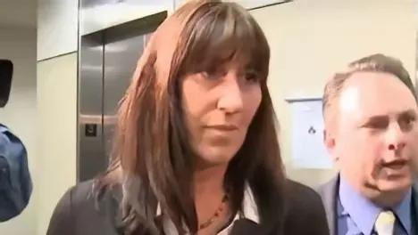 美国女子黛博拉的老板因为尿毒症急需肾脏移植，黛博兰捐出一颗肾脏给老板，挽救了他的