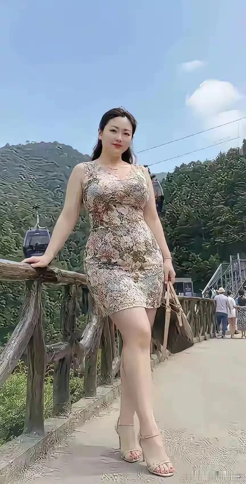 点绛唇·山间晴望翠叠层峦，晴风漫染青山暮。素衣凝露，窈窕烟深处。倚槛凝