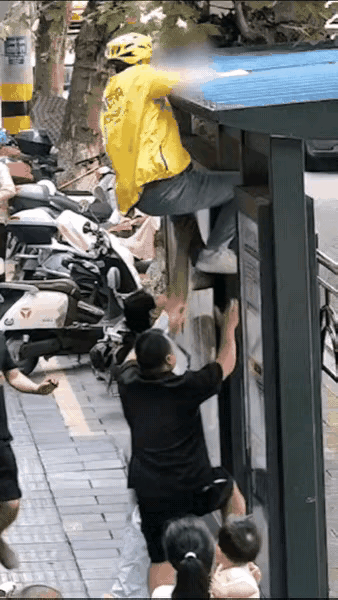 “没想到上人民日报了！”一个外卖小哥送餐途中突然爬上公交站棚顶，附近的人以为他帮