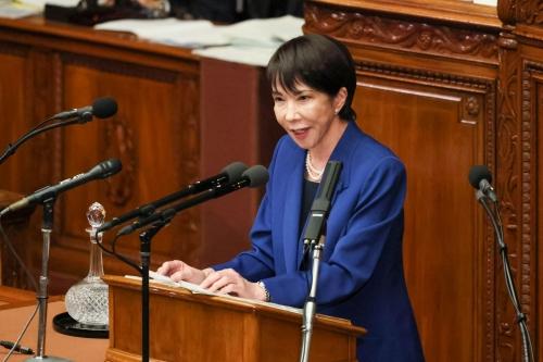 东京数万人冒雨围攻首相府：高市早苗，你这份“谄媚外交”到底坑了谁？近日，东京