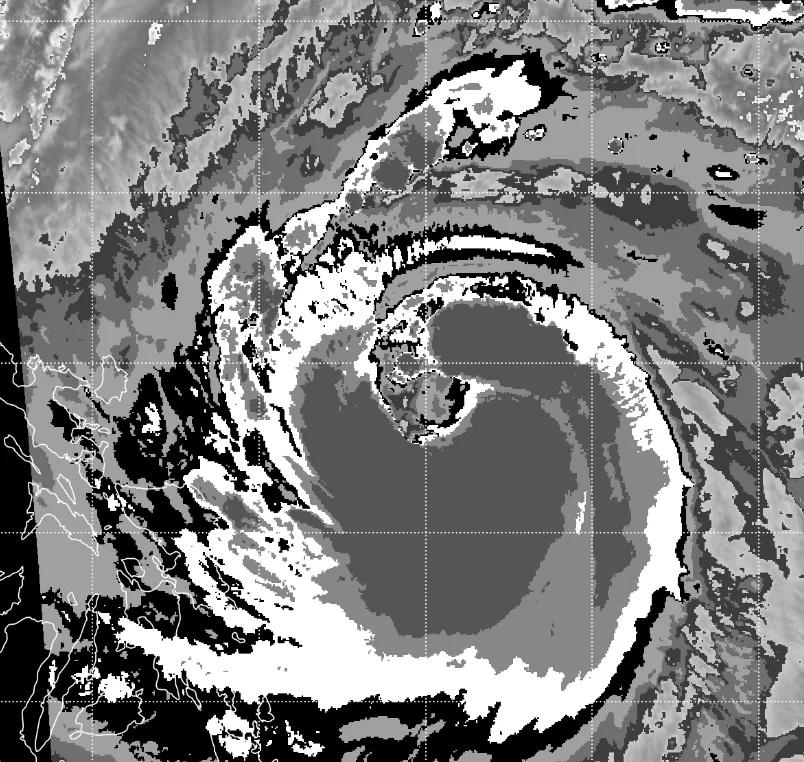 台风凤凰爆发增强中，正在构筑风眼今晚台风风凰底层构建基本完毕，但仍需要巩固增厚