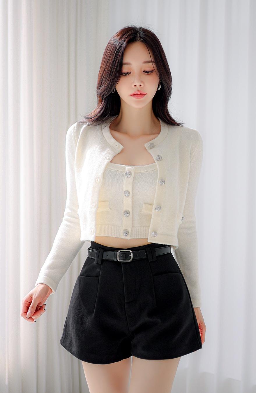 温柔气质穿搭，白色针织开衫搭配黑色短裤，简约优雅。