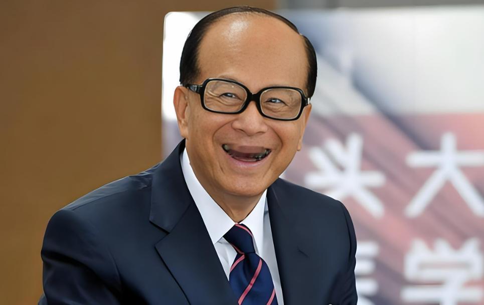 李嘉诚报应来了，李氏家族开始衰弱，这就是卖国的下场！最近，李嘉诚家族在北京的
