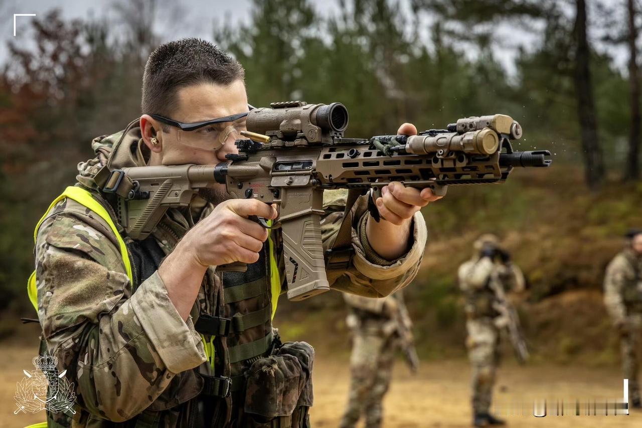 卢森堡国防军新兵正在使用HK416A7突击步枪进行中距离射击训练，枪上安装的