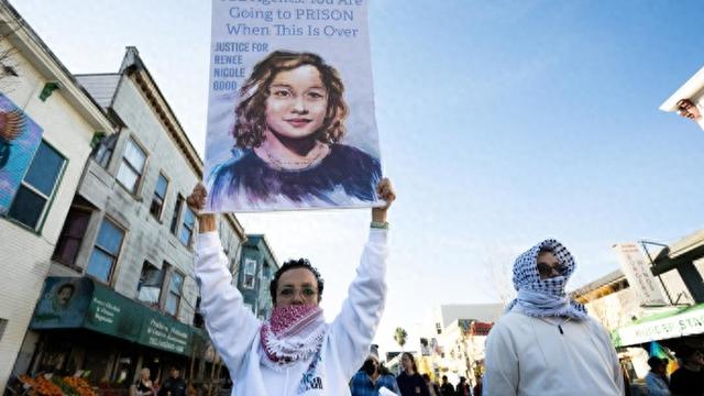 37岁女子遭射杀后, 全美数十座主要城市爆发抗议: “不要ICE! 不要三K党! ”