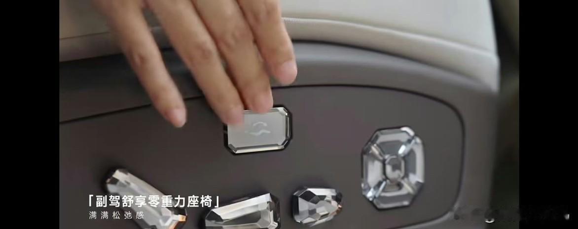 别说，你还真别说！一家人出游的时候，谁开车、谁副驾、谁坐二排、谁坐三排，还真是个