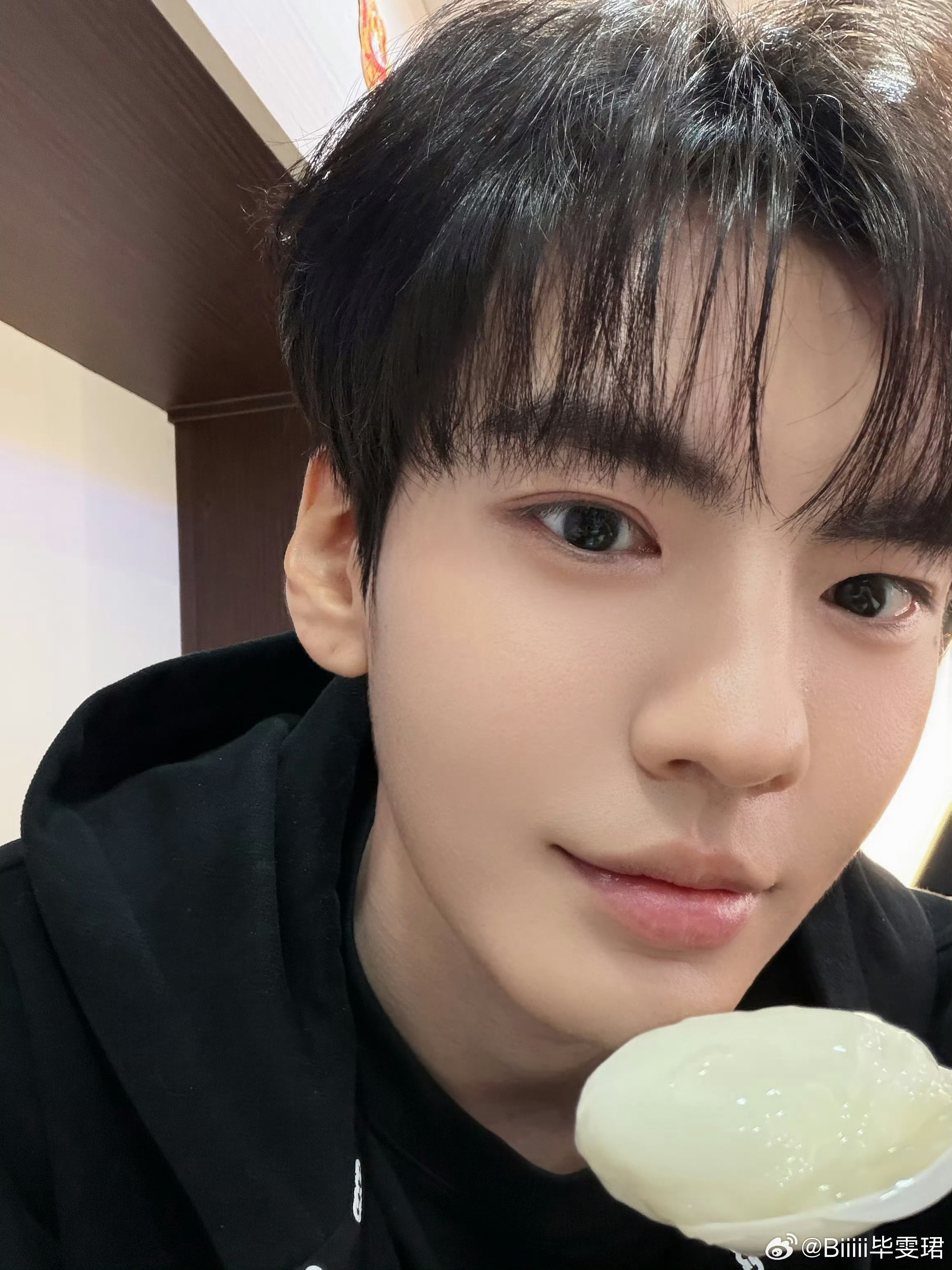 毕雯珺张予曦简单去吃了这个瓜，完整前因后果一次大概是这样，毕雯珺一直在剧组连