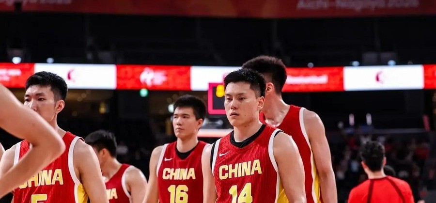 中国男篮输伊朗第4名集训138天球员累到腿软，赵探长怒怼总结拍照交差：下次世预赛谁来打？赛后探长跟队