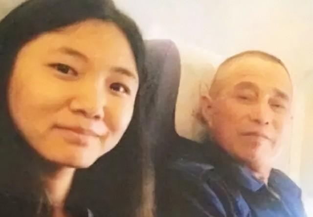 2011年，湖北。一55岁男人蹬三轮扛煤气罐。把养女供到博士。然而，令所有人没想