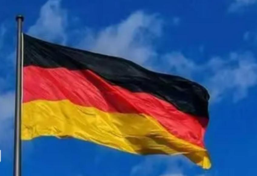 柏林的冬日，寒意渐浓。12月4日，德国总理府内却上演了一场足以穿越时空的对话。德