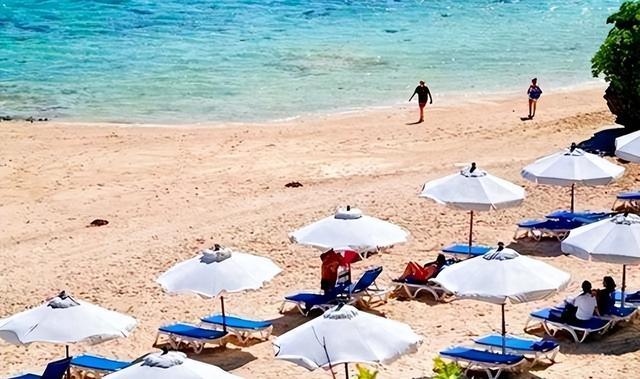 从哪儿掏钱夏天的一天夜晚，沿海地方一个男子去海滩游泳，不小心衣服被海浪冲走了。