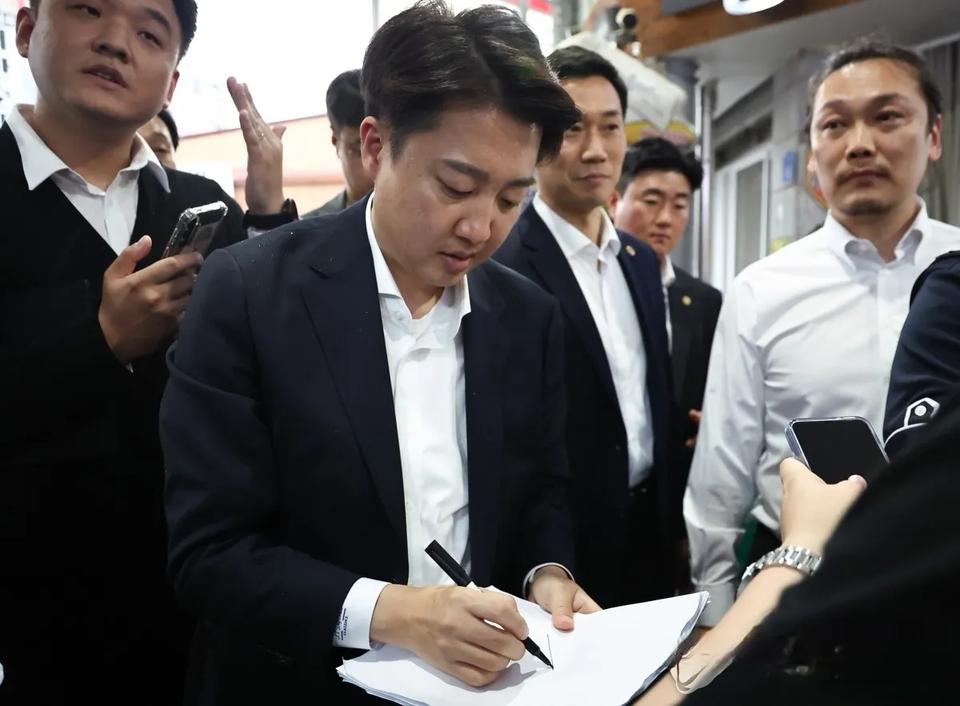 同为保守阵营的“政敌”尹锡悦退党李俊锡没有善罢甘休的意思？他认为尹锡悦退党“