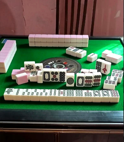 今天下午打麻将不到2:00我就推牌不打了。手里攥着8条正犹豫要不要碰，下家那