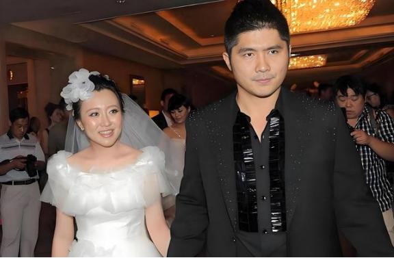 2012年，富豪总裁石磊对潘长江女儿一见钟情，更是豪掷3000万的法拉利疯狂示爱