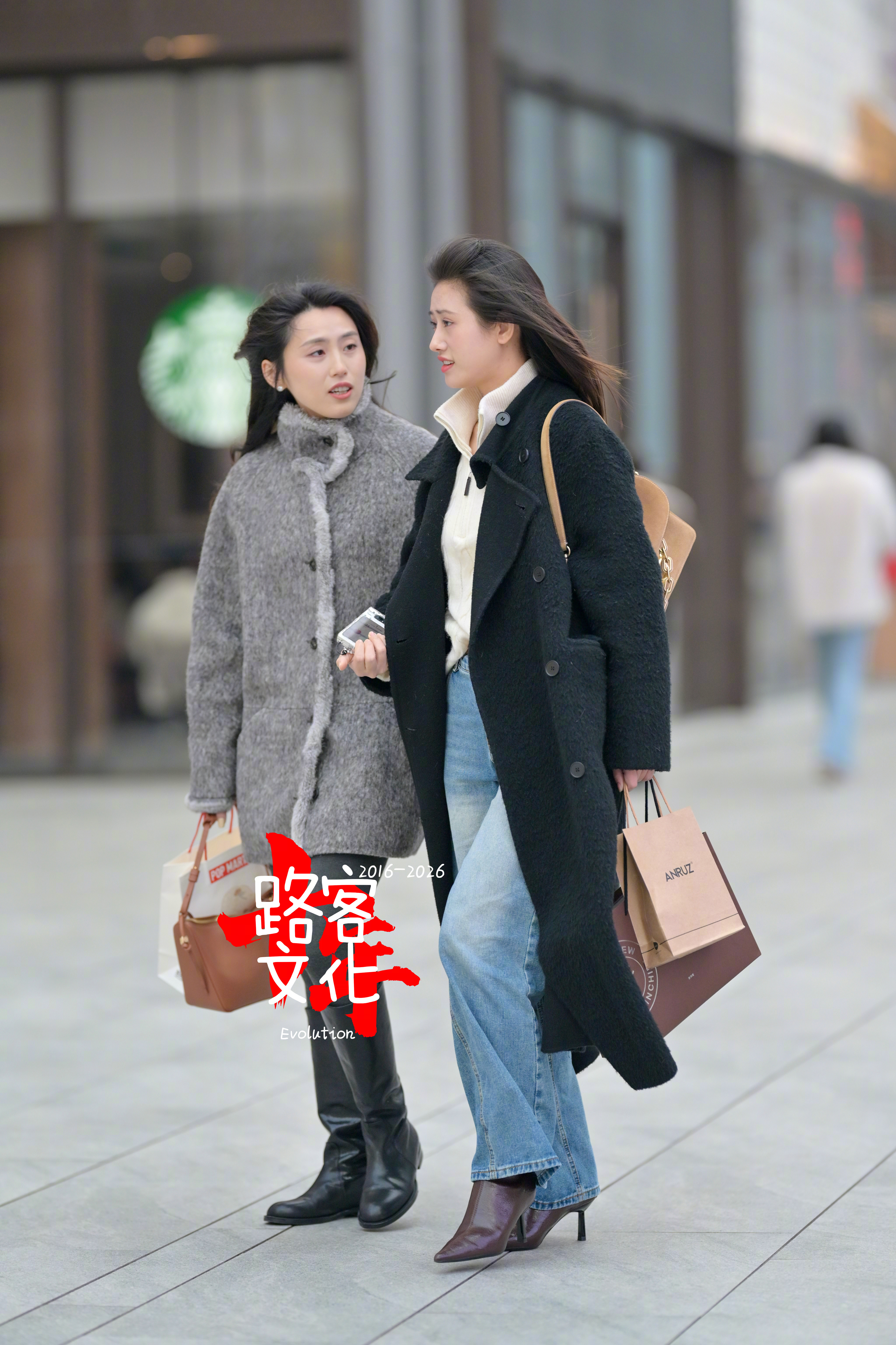 两个小姐姐气质穿搭都不错哈！