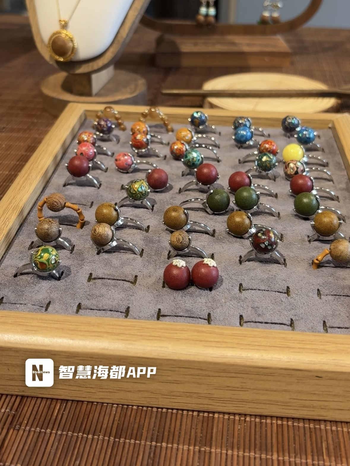 “这下赚翻了！”8月12日，浙江义乌，一名药学毕业的女子，将中药做成手串、项链等