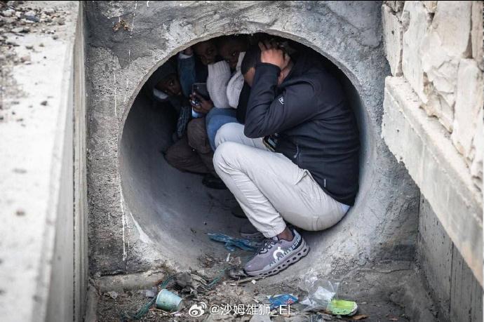 媒体公布了一张照片，照片拍摄于以色列首都特拉维夫。据称照片中的非洲裔以色列人