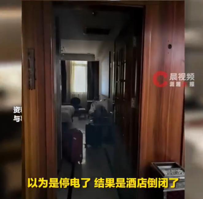 西安，一女生夜晚单独去酒店开房，本来吹着空调，刷着手机，正享受自己的独处时间呢，